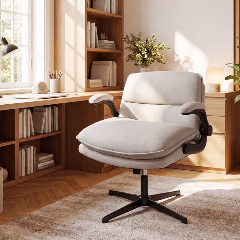 Sedia da ufficio Costway beige con braccioli ribaltabili e base a croce robusta, poltrona relax regolabile in altezza con portata 150 kg