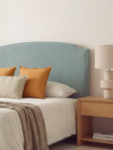 Testiera imbottita curva Kenay Home colore verde menta per camera da letto matrimoniale