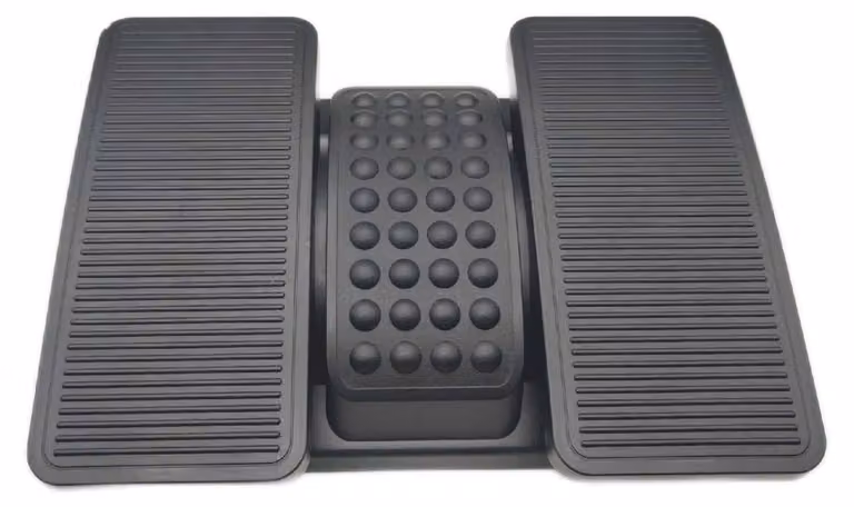 Q-Connect Poggiapiedi in plastica premium/Rivestimento antiscivolo/Poggiapiedi ergonomico regolabile in altezza con struttura massaggiante/Poggiapiedi/Nero/Dimensioni: 43 x 32 x 10,5 cm