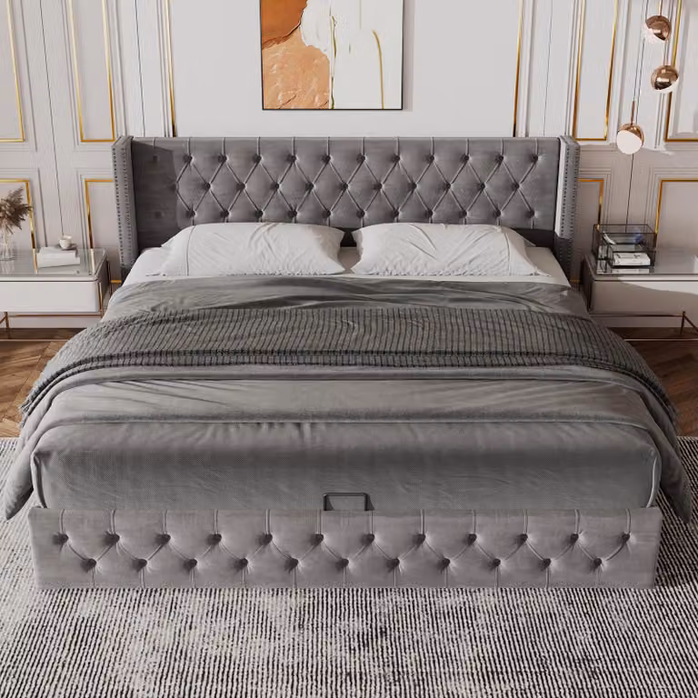 Letto imbottito 140 x 200 con cassettiera a sollevamento idraulico; letto matrimoniale con doppia fila di borchie e trapuntatura a bottoni, utilizzato come letto contenitore, di colore grigio