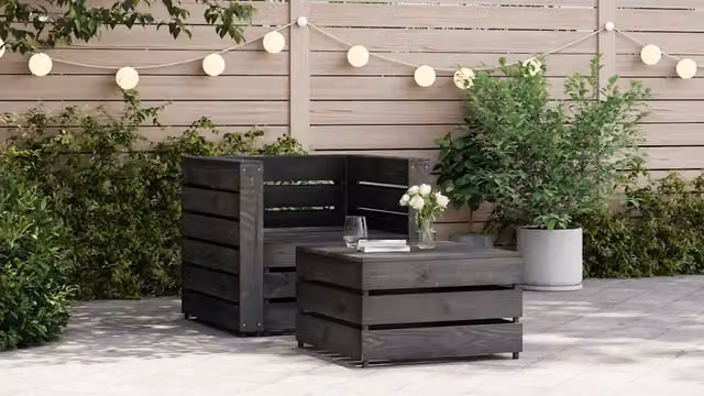 Set da giardino vidaXL composto da divano a 2 posti, poltrona lounge e tavolino da caffè in legno di pino trattato, colore grigio, con cuscini inclusi – 1