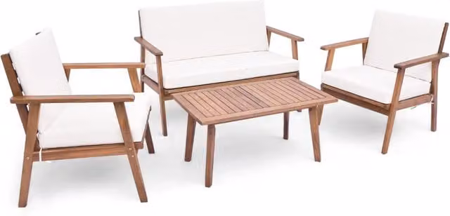 Set da conversazione da esterno Design Mania in legno di acacia con cuscini bianchi, composto da divano a 2 posti, poltrone lounge e tavolino da caffè