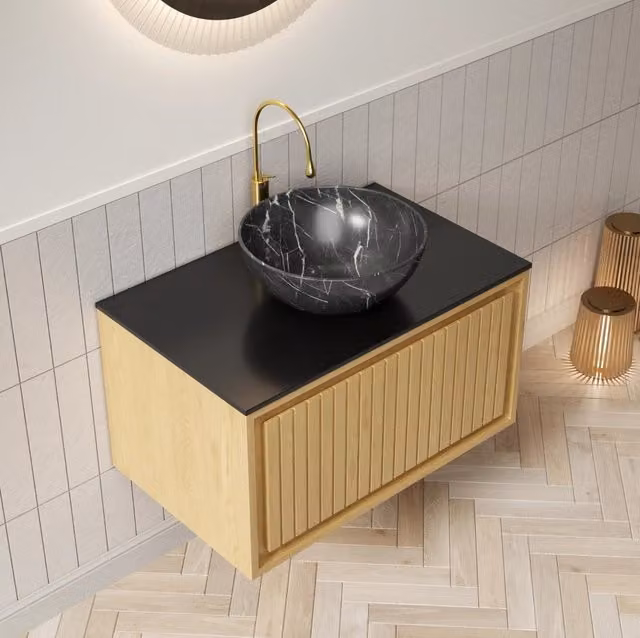 Mobile bagno sospeso con lavabo in ceramica; piano in pietra sinterizzata; nero e rovere dorato