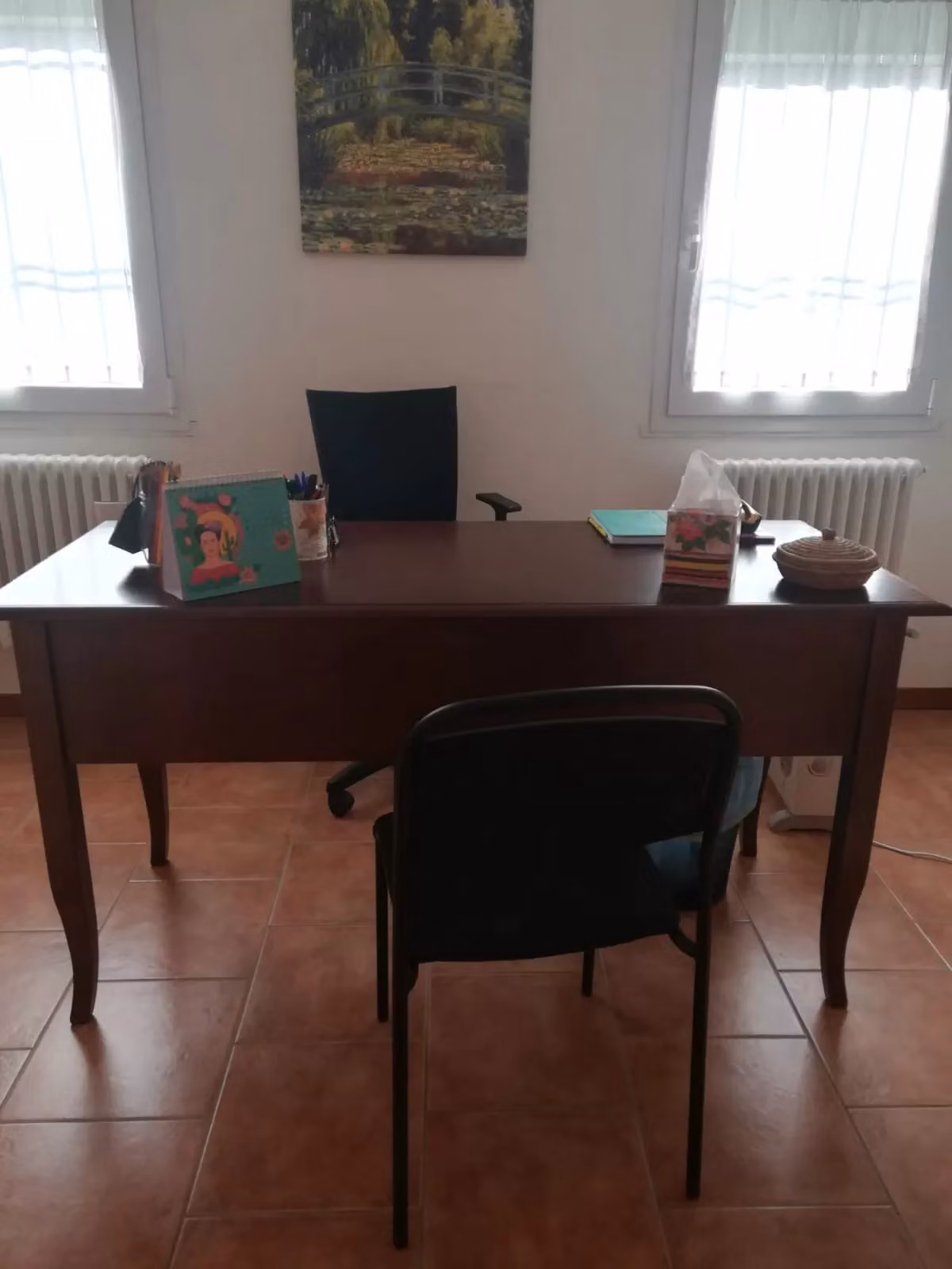 Scrivania in legno di pino stile arte povera con 5 cassetti color noce Mobili 2G L: 130 cm, P: 65 cm, H: 81 cm – 2
