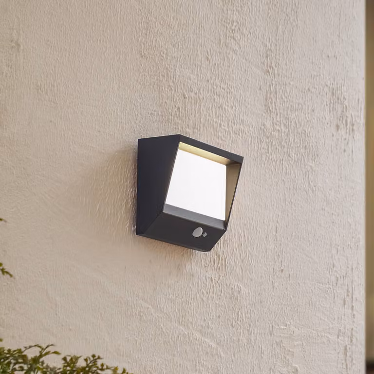 Lucande LED lampada solare da parete Dava, altezza 14 cm, alluminio, sensore Dava, Nero, Alluminio, Moderno, Lampada solare da esterni
