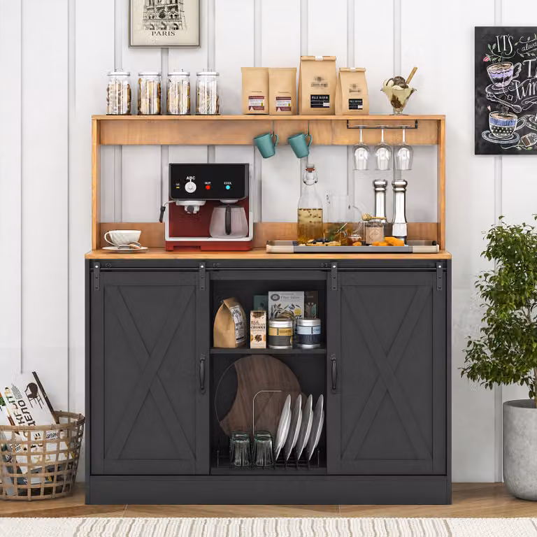 Costway Mobile da bar in stile country con stazione di ricarica, portabottiglie rimovibile e ante scorrevoli, Nero e Marrone
