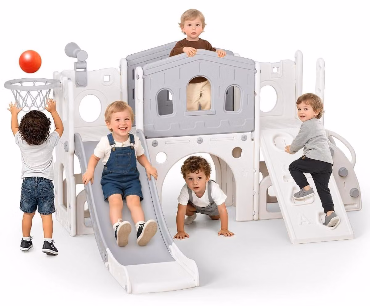 Scivolo grande per bambini e struttura per arrampicata con pendenza