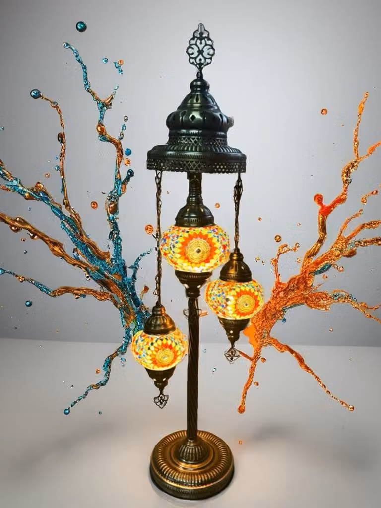 Autentica lampada da tavolo turca realizzata a mano con 3 sfere di vetro colorato a mosaico: illuminazione orientale per un ambiente accogliente.