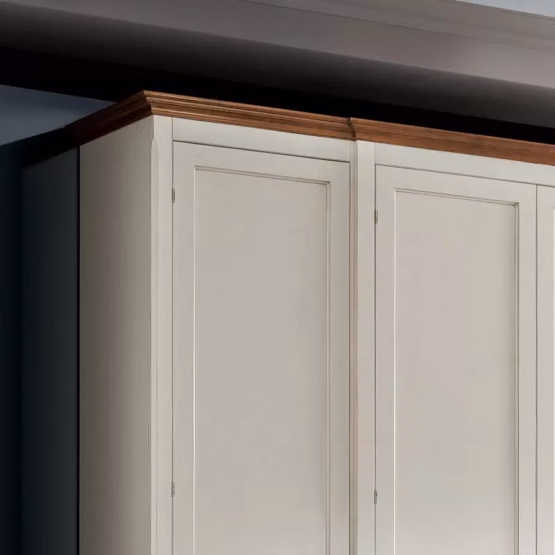 Armadio classico a 4 ante in legno bicolore bianco e marrone con dettagli intarsiati Mobili 2G L/P/H: 286 x 65 x 255 cm – 3