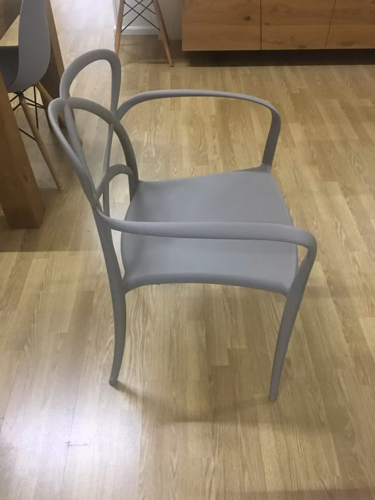 Set di 4 sedie impilabili con braccioli Mobili 2G colore grigio in polipropilene L: 55,5 cm, P: 56,5 cm, H: 82 cm