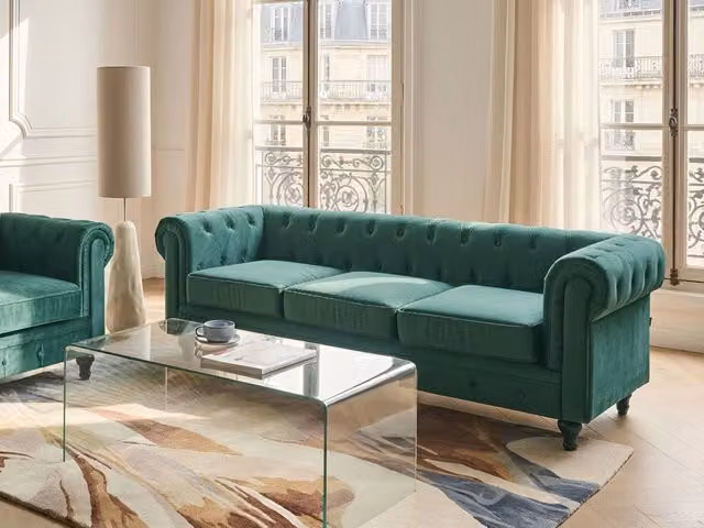 Divano Chesterfield Beliani a 3 posti in velluto verde con gambe in legno di gomma per il tuo soggiorno L: 202 cm, P: 75 cm, H: 70 cm – 1