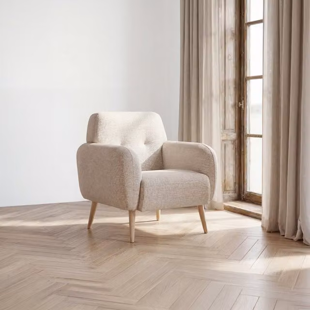 Poltrona lounge Banak Zizú in tessuto beige con struttura in legno e braccioli in stile mid-century