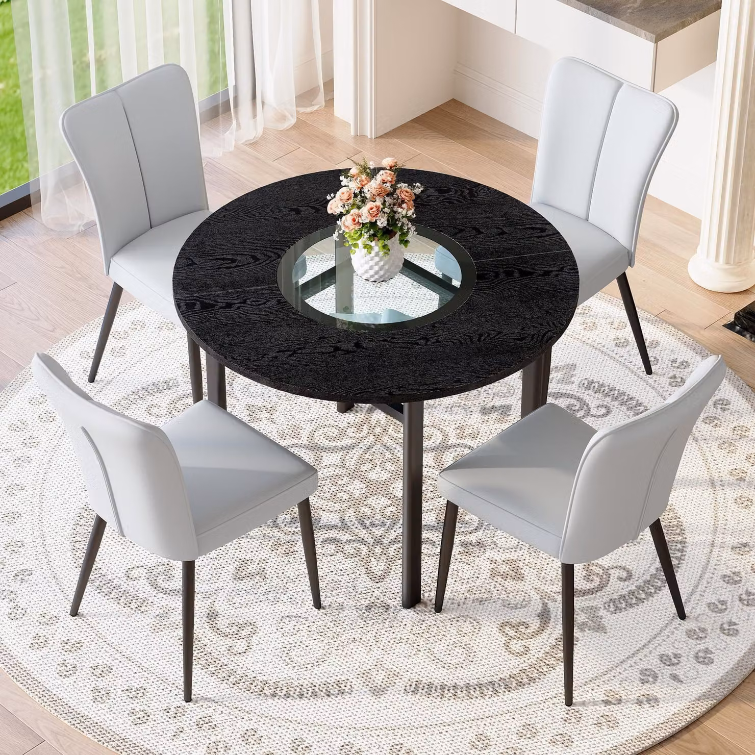 Set da pranzo STILVORA composto da un tavolo e 4 sedie realizzate in materiale PU. Il tavolo è rotondo e presenta un rivestimento effetto legno nero. Il set include anche quattro sedie con gambe in metallo nero e finiture grigio chiaro e nero
