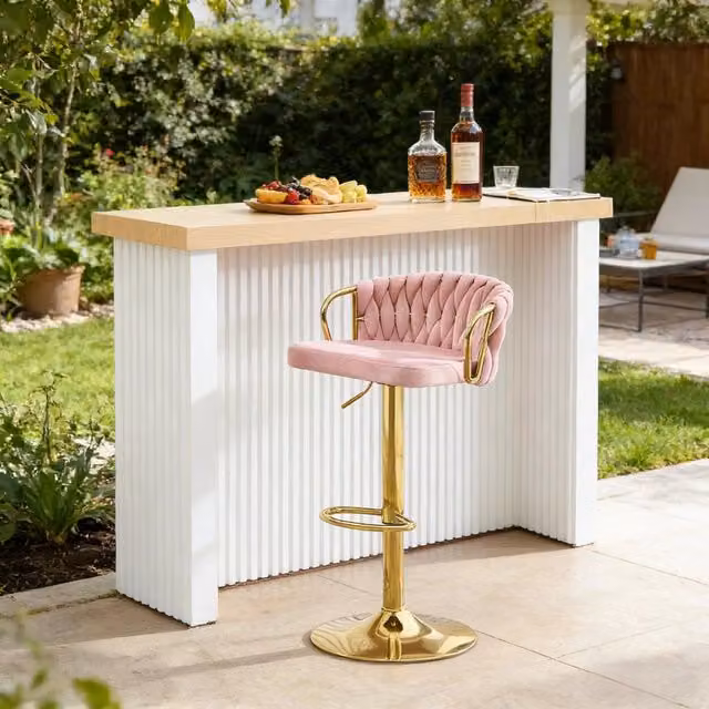 Sgabello da bar Mivray girevole a 360 gradi con braccioli e poggiapiedi in velluto rosa e base in metallo