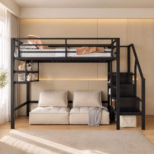 Letto a soppalco per bambini 140x200 cm con struttura in metallo e ripiani integrati, scala con spazio contenitore, color nero, senza materasso
