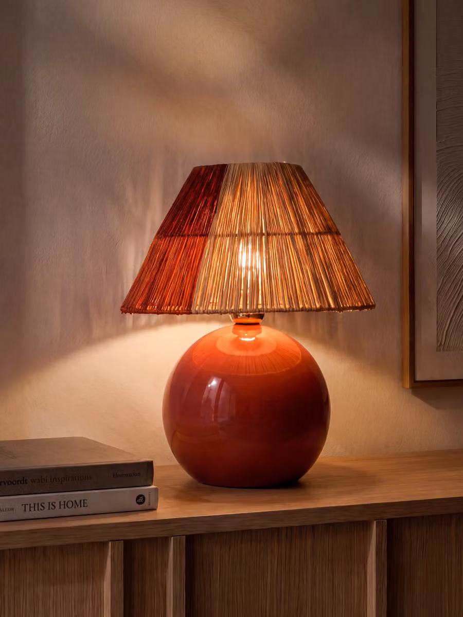 Lampada da tavolo Zoe rossa in metallo, rattan e ceramica Kenay Home – 2