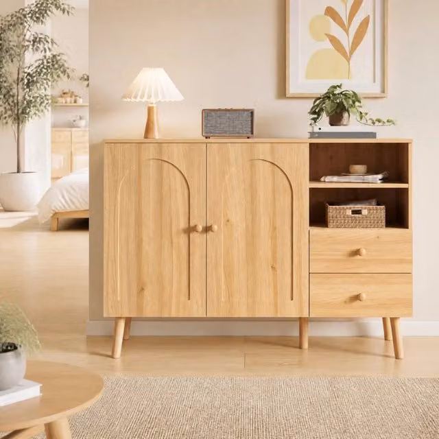 Credenza moderna con ante curve, due cassetti e vani aperti color beige naturale