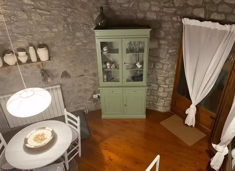 Cristalliera in legno e vetro stile arte povera verde salvia con 2 porte e 2 cassetti Mobili 2G L: 105 cm, P: 42 cm, H: 206 cm