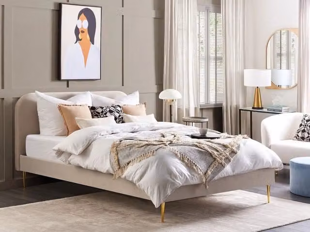 Letto King Size BELIANI in velluto beige con gambe dorate e rete a doghe in legno, design minimalista, L/P/H: 180 x 200 x 109 cm – 1