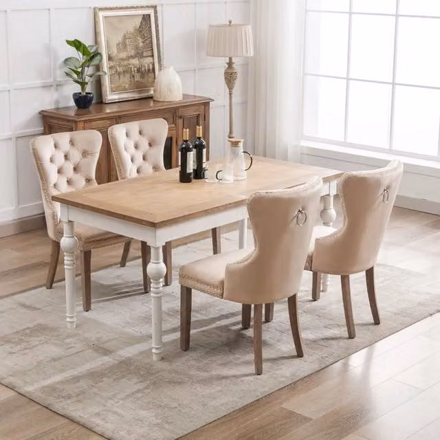 Sedia imbottita in velluto beige con gambe regolabili in legno anello posteriore e borchie decorative