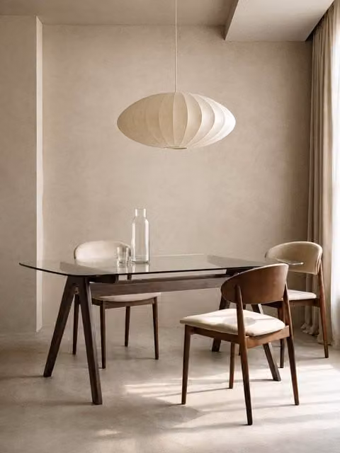 Tavolo da pranzo rettangolare moderno Kenay Home con piano in vetro trasparente e struttura in legno massello noce marrone, L: 160 cm