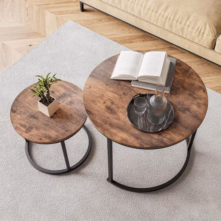 Set di due tavolini rotondi, color marrone, in metallo e legno, impilabili. Dimensioni: 60x49 cm e 40x36 cm