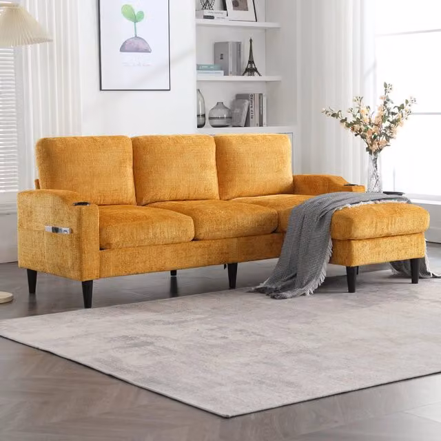 Divano modulare MIVRAY a 4 posti in tessuto giallo con pouf coordinato, portabevande e struttura in metallo e legno per il tuo soggiorno moderno