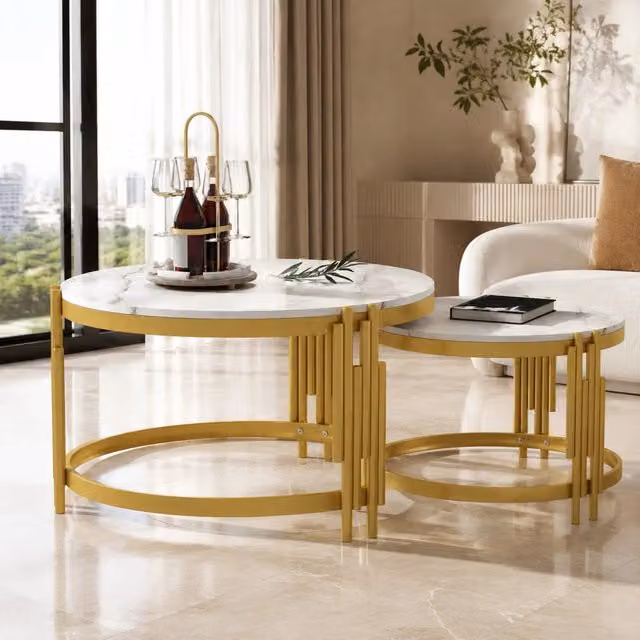 Set di tavolini modulari rotondi con piano in effetto marmo e struttura metallica dorata, due dimensioni