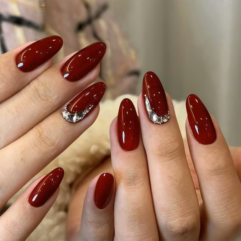 Unghie finte a mandorla, colore rosso scuro, con strass, confezione da 24 pezzi