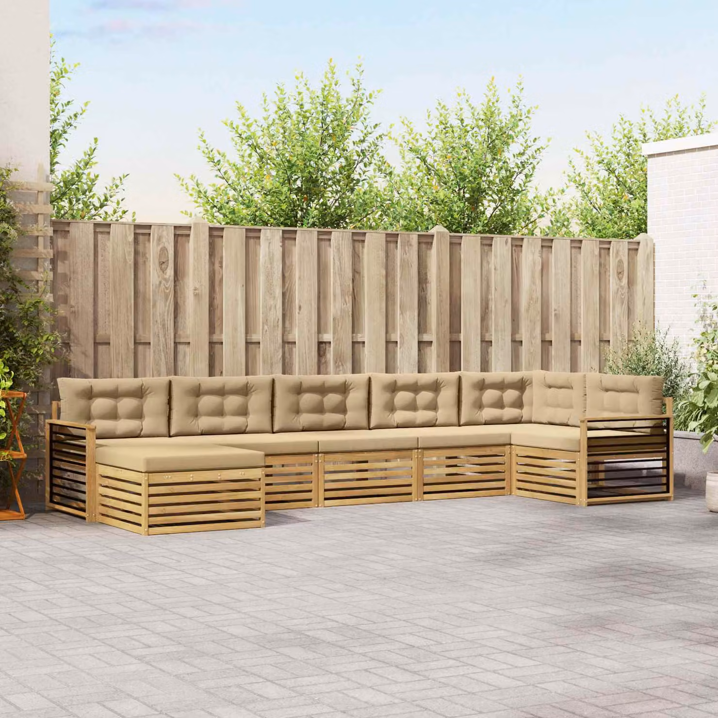 vidaXL Set di divani da esterno moderno a L composto da 7 pezzi in legno di acacia con cuscini in bianco, beige e marrone