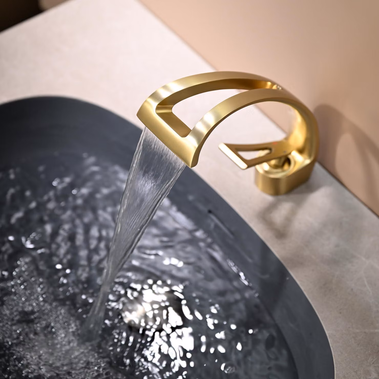 Miscelatore per lavabo a cascata, monocomando, finitura oro spazzolato, ottone