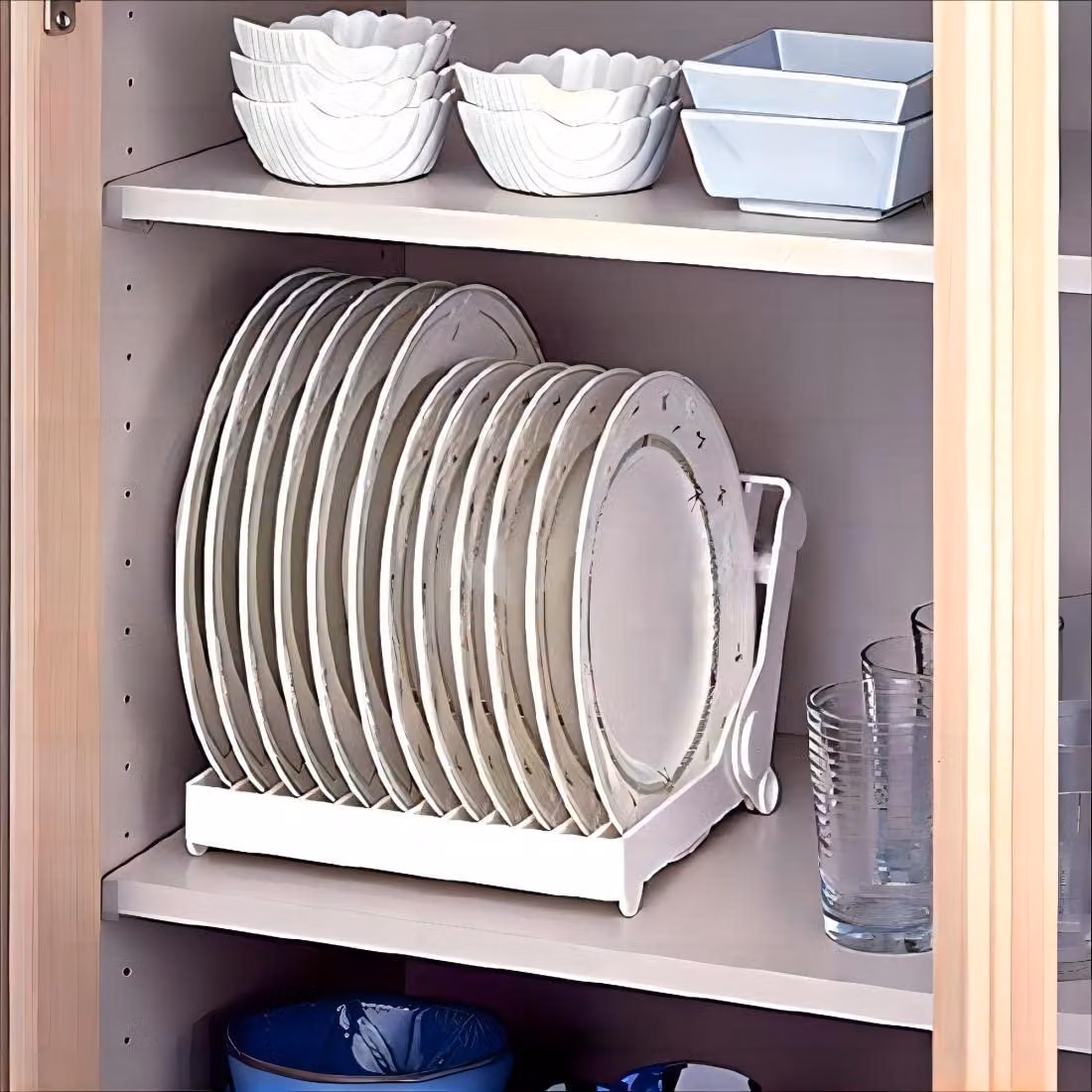 Scolapiatti compatto, piccolo organizer per stoviglie da appendere nell'armadio, design salvaspazio