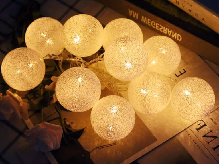 Catena luminosa con 20 LED, lunghezza 3 metri, luce bianco caldo, alimentazione a batteria