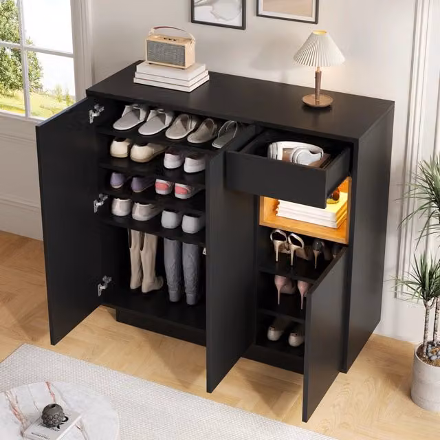 Scarpiera moderna con illuminazione LED integrata, ripiani regolabili, cassetti e vani aperti, finitura opaca nero e marrone, L 105 cm x P 39.5 cm x H 100.5 cm