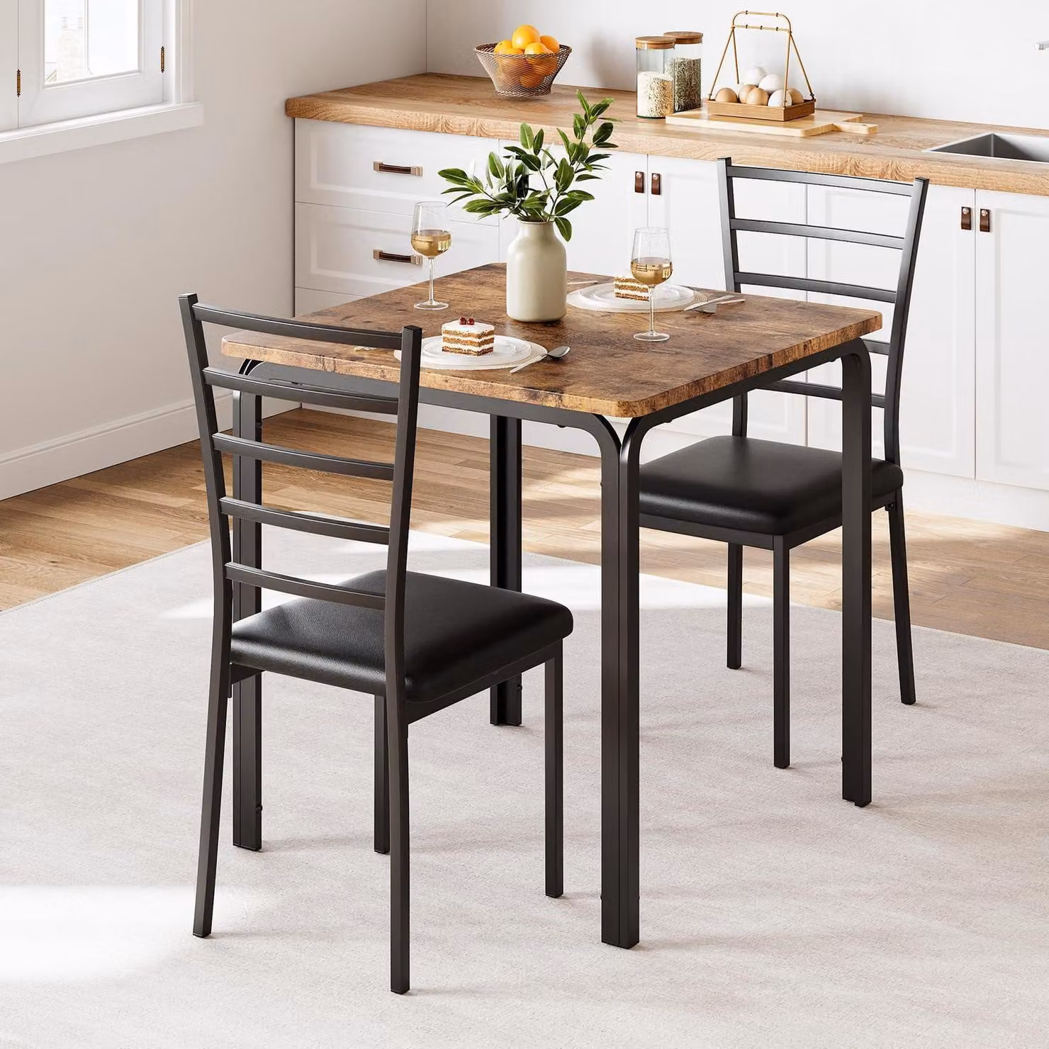 Set da cucina composto da un tavolo e due sedie, tavolo quadrato in metallo e legno, colore marrone