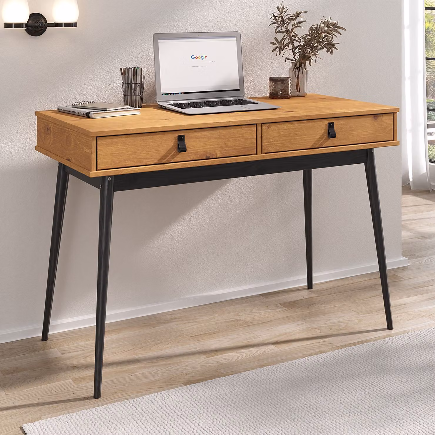 Scrivania WANDA con 2 cassetti in legno massello di rovere colorato / nero - Scrivania da ufficio con gambe coniche, scrivania per l'home office, mobili da ufficio con spazio contenitivo