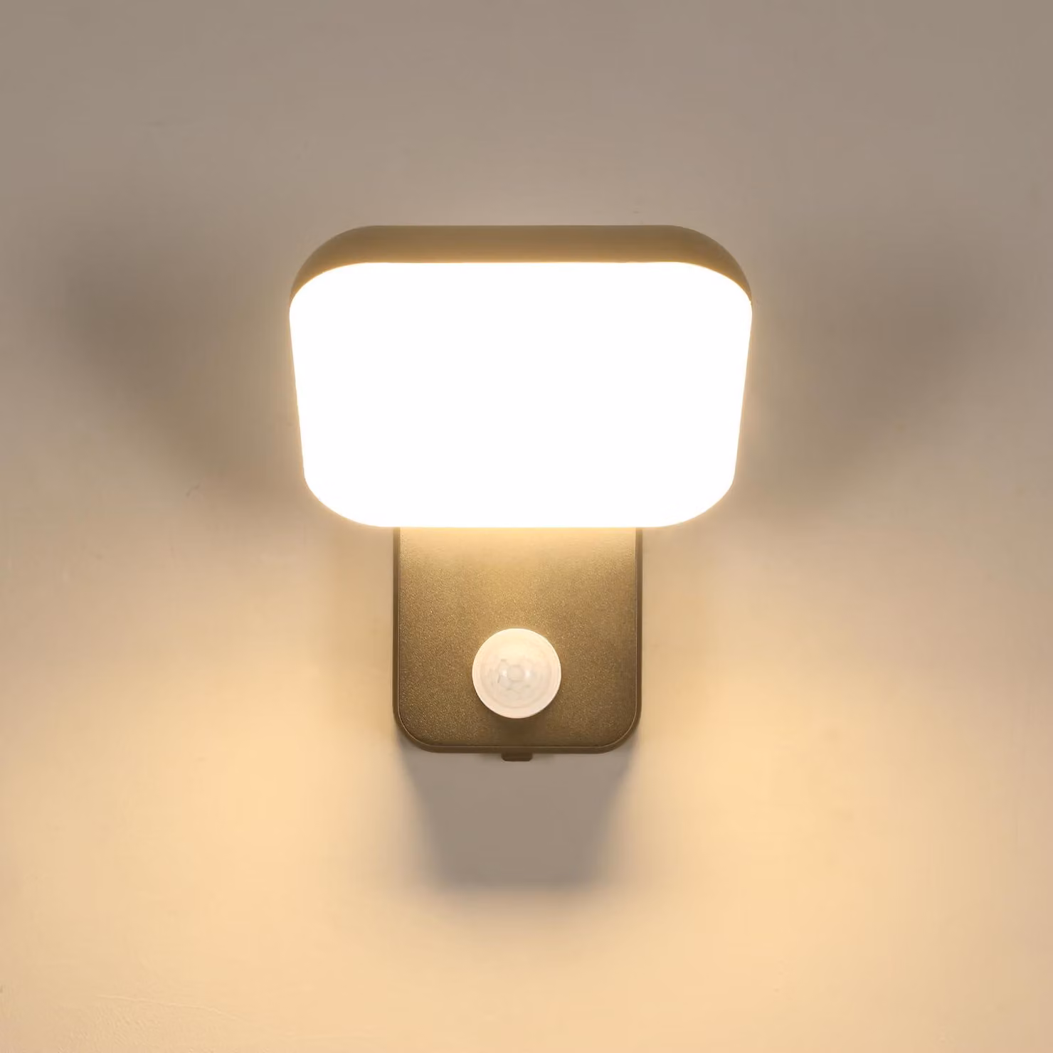 Lampada da parete esterna a LED, 16W, con sensore di movimento, grado di protezione IP65, temperatura di colore 3000K