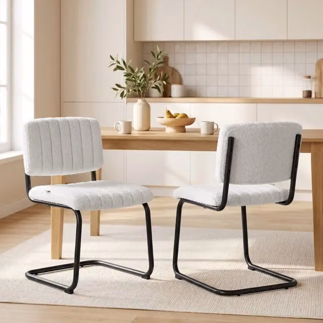 Set di 2 sedie da pranzo MIVRAY in poliestere color crema con struttura a sbalzo in acciaio, H 76 x L 48 x P 55 cm