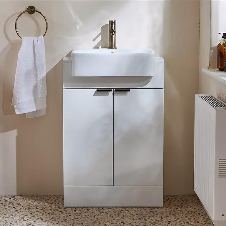 Mobile Bagno a Terra Bianco da 550mm con Lavabo e Maniglie con Impugnatura a Dito in Ottone Spazzolato - Cluo