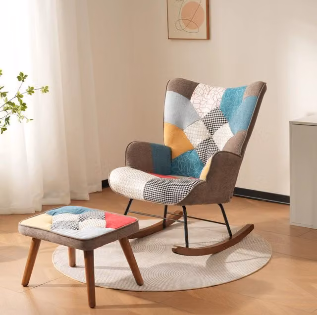 Poltrona a dondolo con poggiapiedi imbottito; multicolore; gambe in legno massello e ferro
