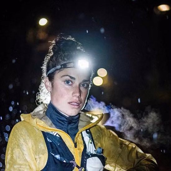 Lampada da testa LED ricaricabile super luminosa da 250 lumen colore nero per campeggio, pesca ed escursioni con autonomia fino a 15 ore