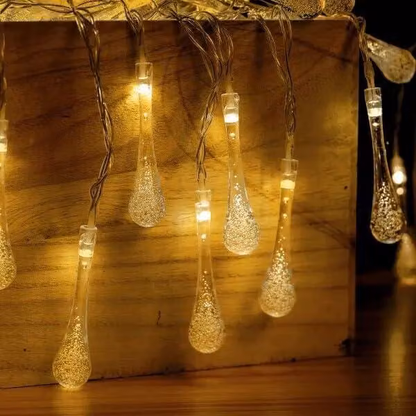 Catena luminosa a LED a forma di goccia di pioggia, luce bianco caldo, 2,5 metri, alimentata a batteria