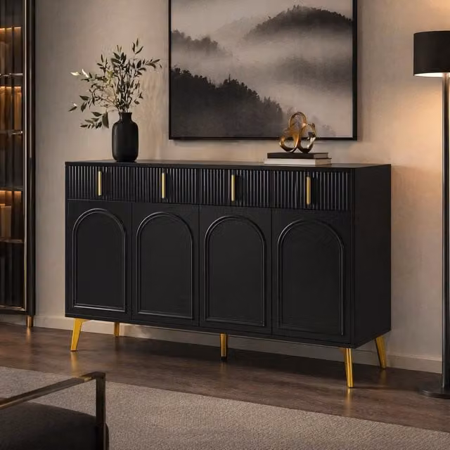 Credenza nera in MDF con 4 ante; 4 cassetti e ripiani regolabili; dettagli dorati; 140 x 38 x 82 cm