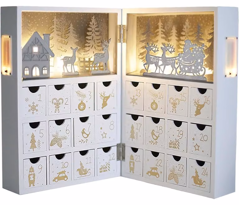 Calendario dell'Avvento in legno, da riempire, con scena invernale a tema bosco illuminata a LED. Contiene 24 cassetti con decorazioni a tema renna