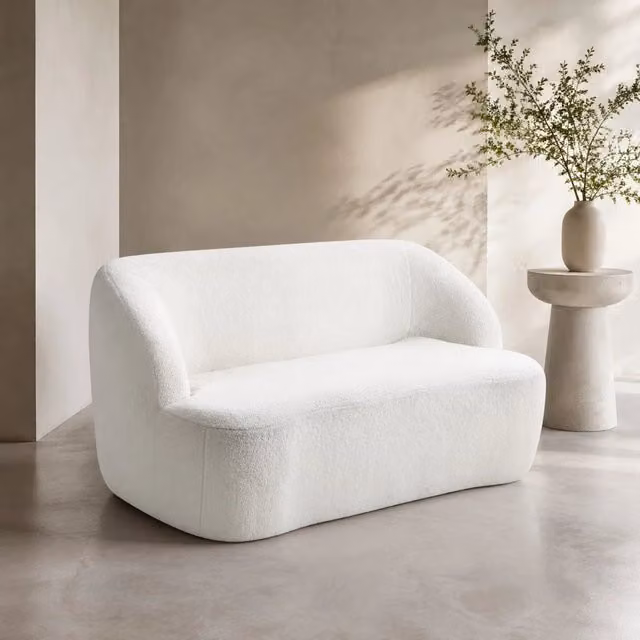Divano a 2 posti curvo Mivray in pile bianco con base antiscivolo L/P/H: 142 x 73,5 x 85 cm