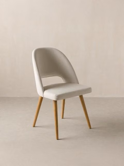 Sedia imbottita Hole beige con gambe in legno massello naturale Kenay Home
