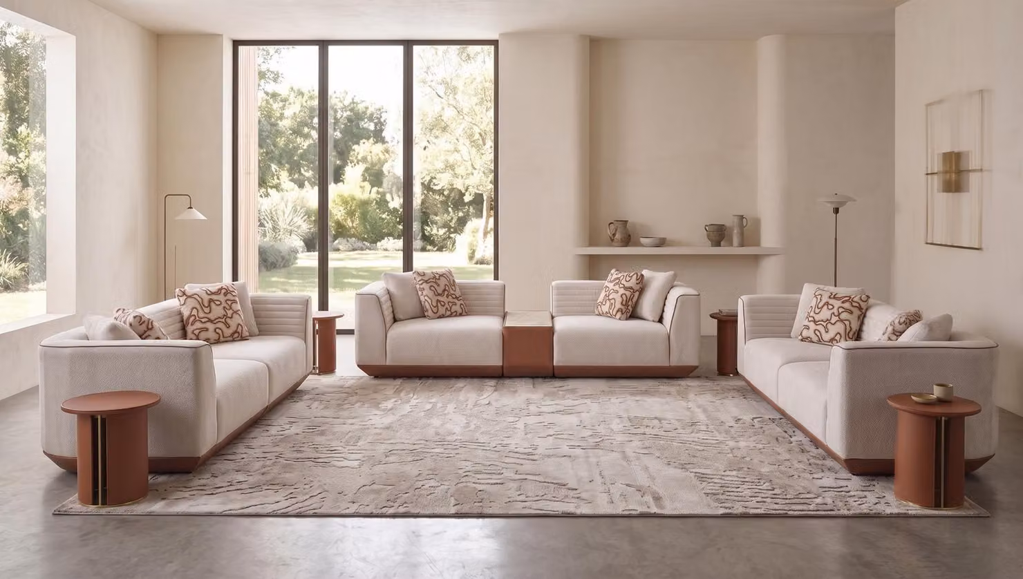 Divano imbottito color beige, elegante modello a tre posti, con tavolino integrato