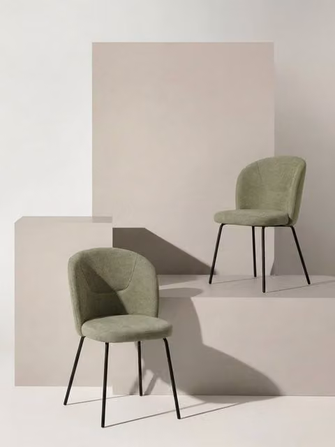 Set di 2 sedie Beiz Kenay Home rivestite in tessuto verde con struttura in metallo nero per sala da pranzo e cucina