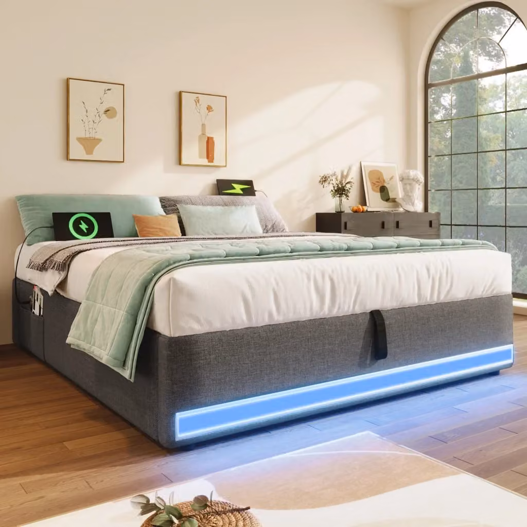 Letto contenitore matrimoniale OKWISH in tessuto grigio con illuminazione LED multicolore, porte USB e USB-C, ripiano laterale e base a sollevamento, L/P/H: 140 x 200 x 32 cm – 2