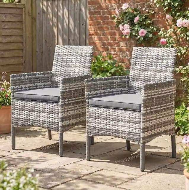 Set di 2 sedie da giardino moderne in rattan sintetico grigio con cuscini e telaio in metallo